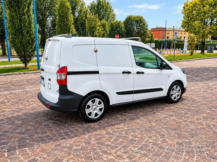 Ford Transit Courier 2023 photo 5