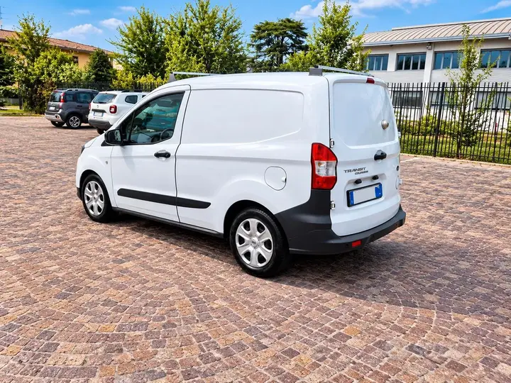 Ford Transit Courier 2023 photo 3