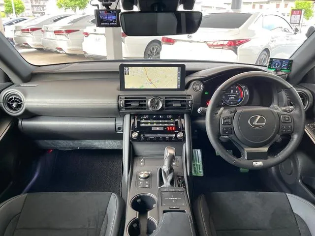 Toyota Is300 2023 photo 2