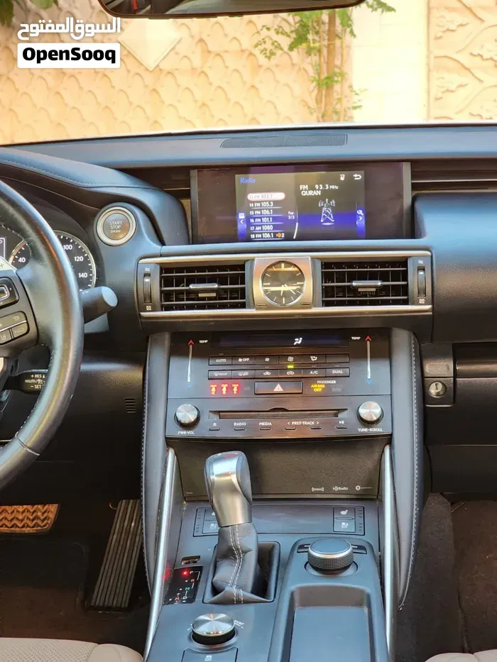 Lexus Is 300 2017 photo 4