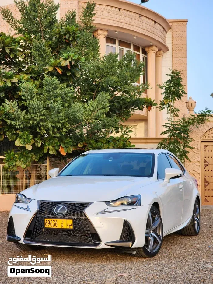 Lexus Is 300 2017 photo 2