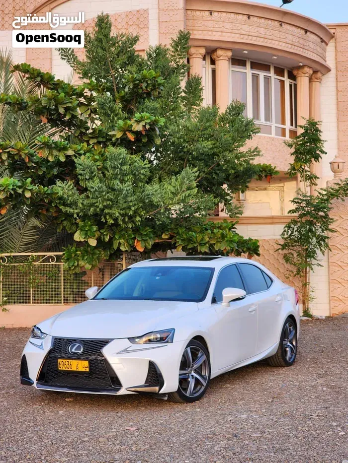 Lexus Is 300 2017 photo 3