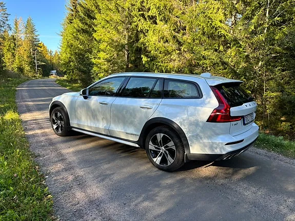 Volvo V60 Cross Country 2019 photo 2