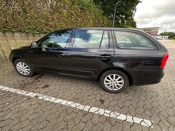 Skoda Octavia 2010 photo 2