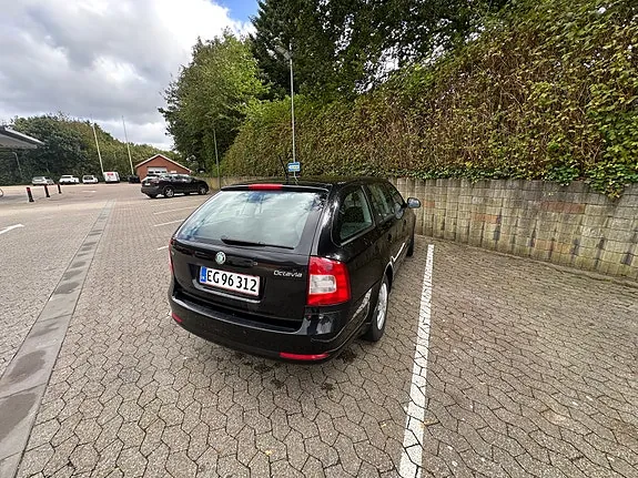 Skoda Octavia 2010 photo 3