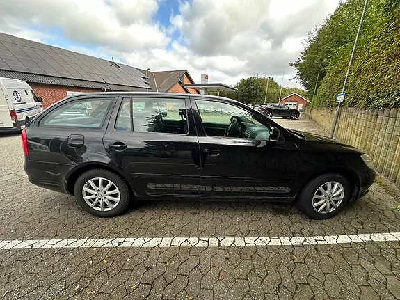 Skoda Octavia 2010 photo 4