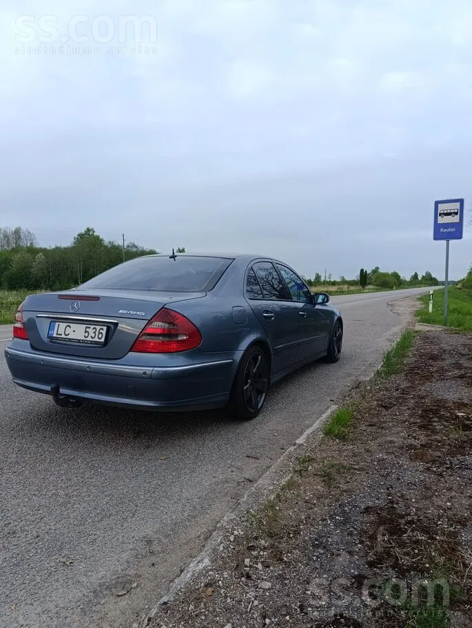 Mercedes-Benz E220 2003 photo 2