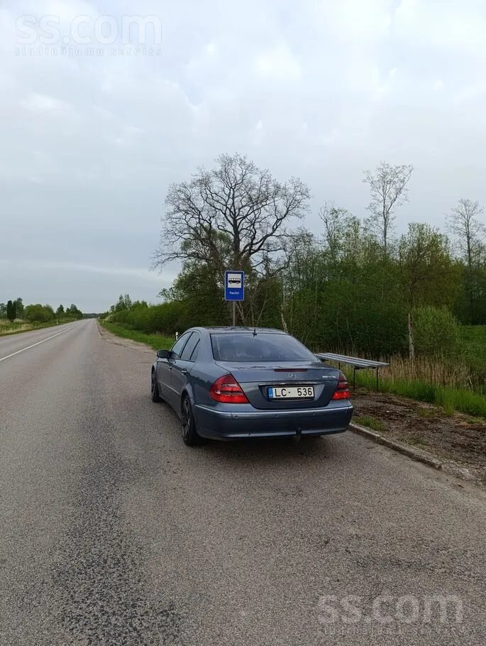 Mercedes-Benz E220 2003 photo 3