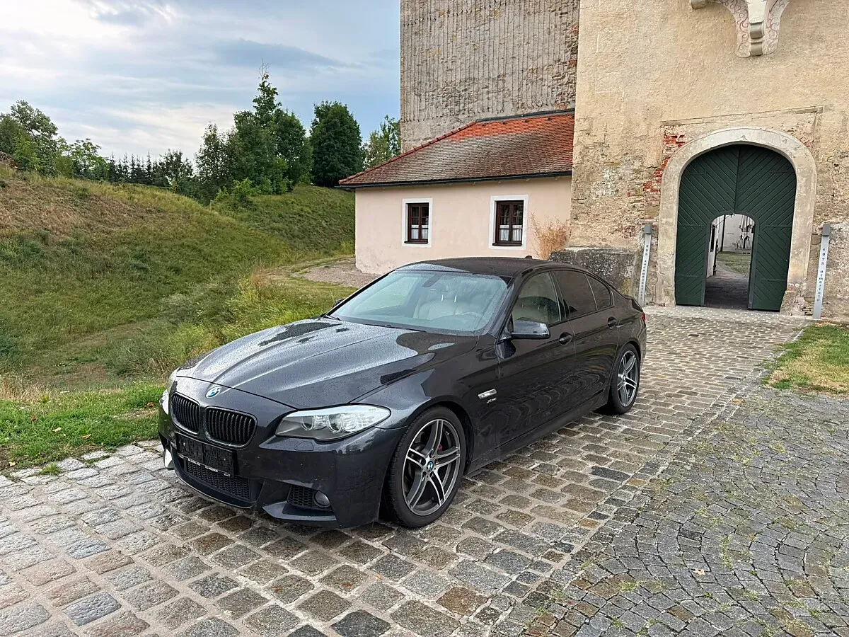 BMW 5 Series 2011 photo 2