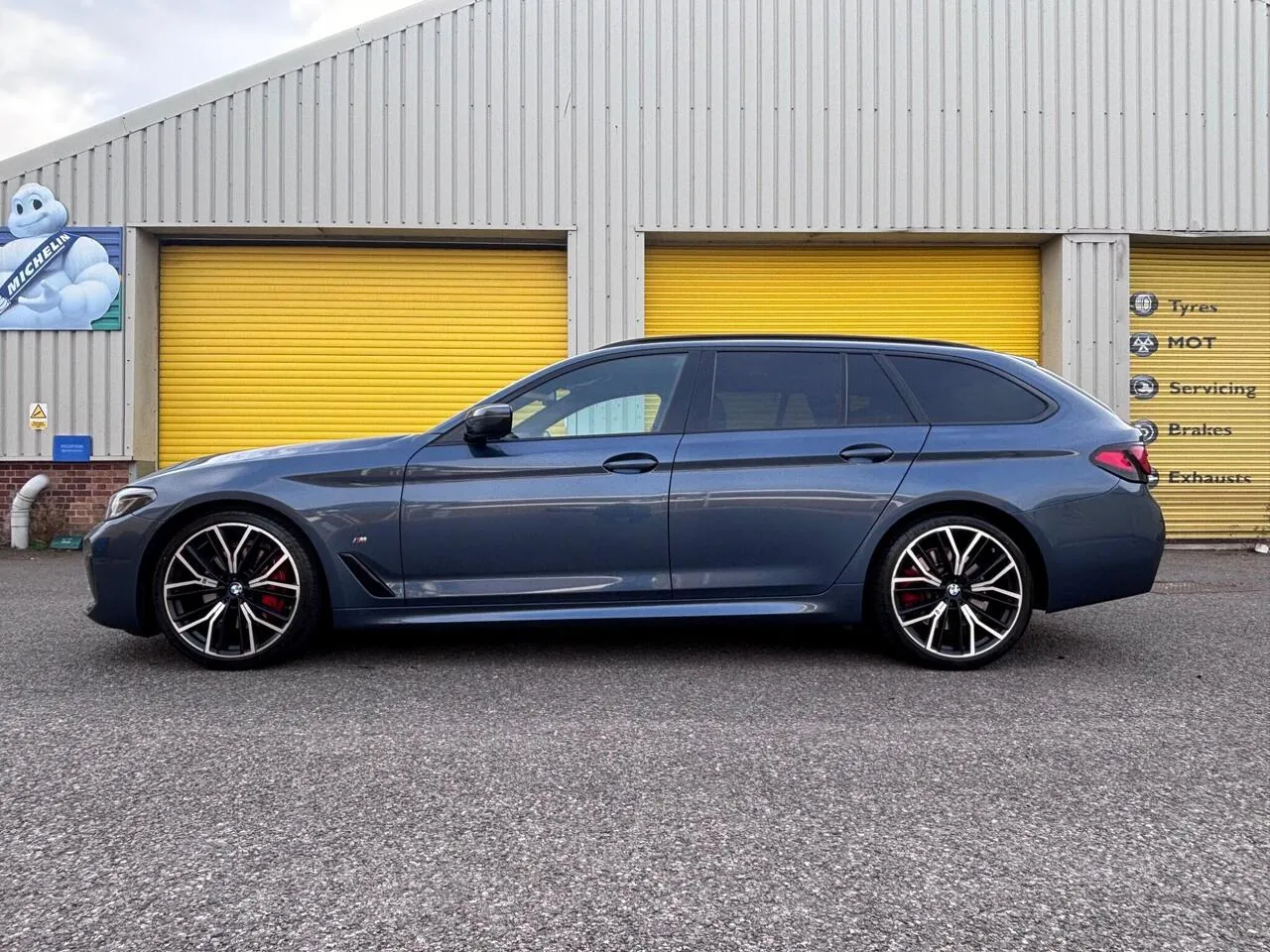 BMW 5 Series 2022 photo 2
