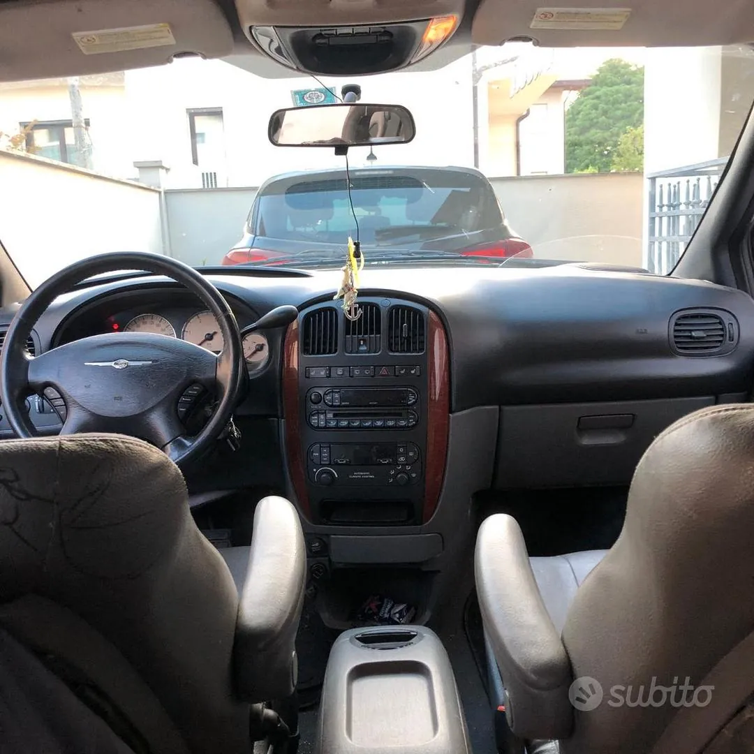 Chrysler Voyager 2006 photo 2