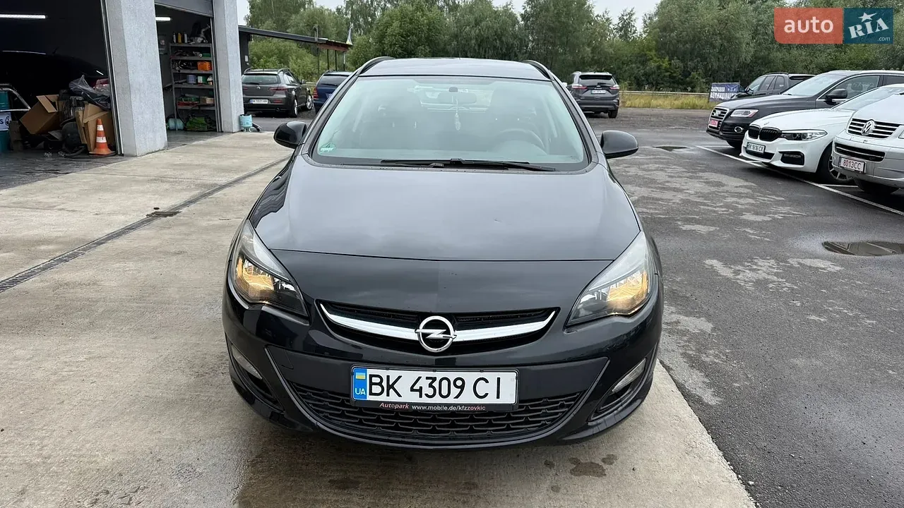 Opel Astra 2013 photo 2