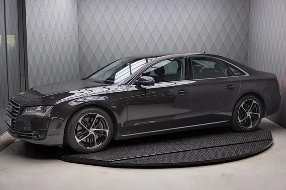Audi A8 2010 photo 2