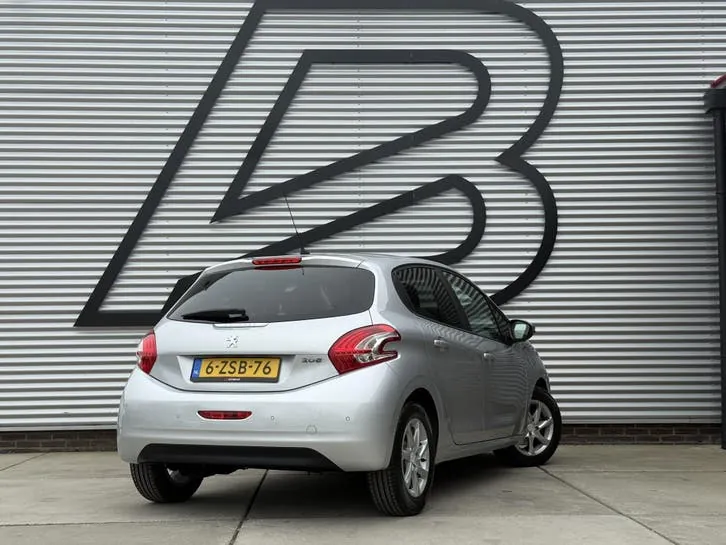 Peugeot 208 2015 photo 3