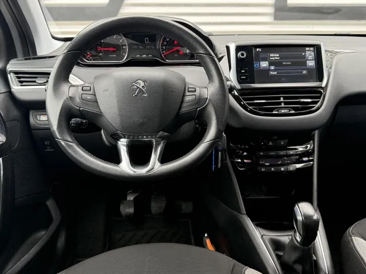 Peugeot 208 2015 photo 2