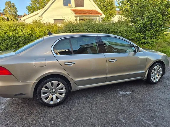 Skoda Superb 2009 photo 5