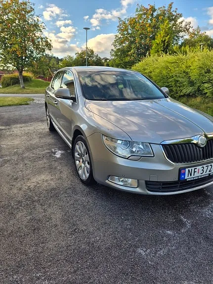 Skoda Superb 2009 photo 2