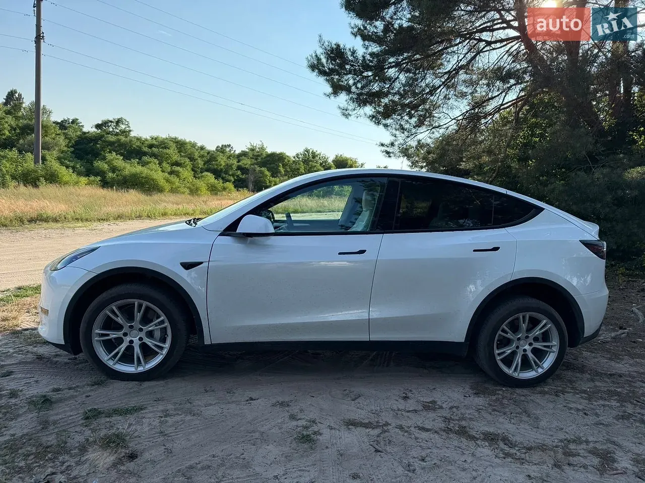 Tesla Model Y 2023 photo 2