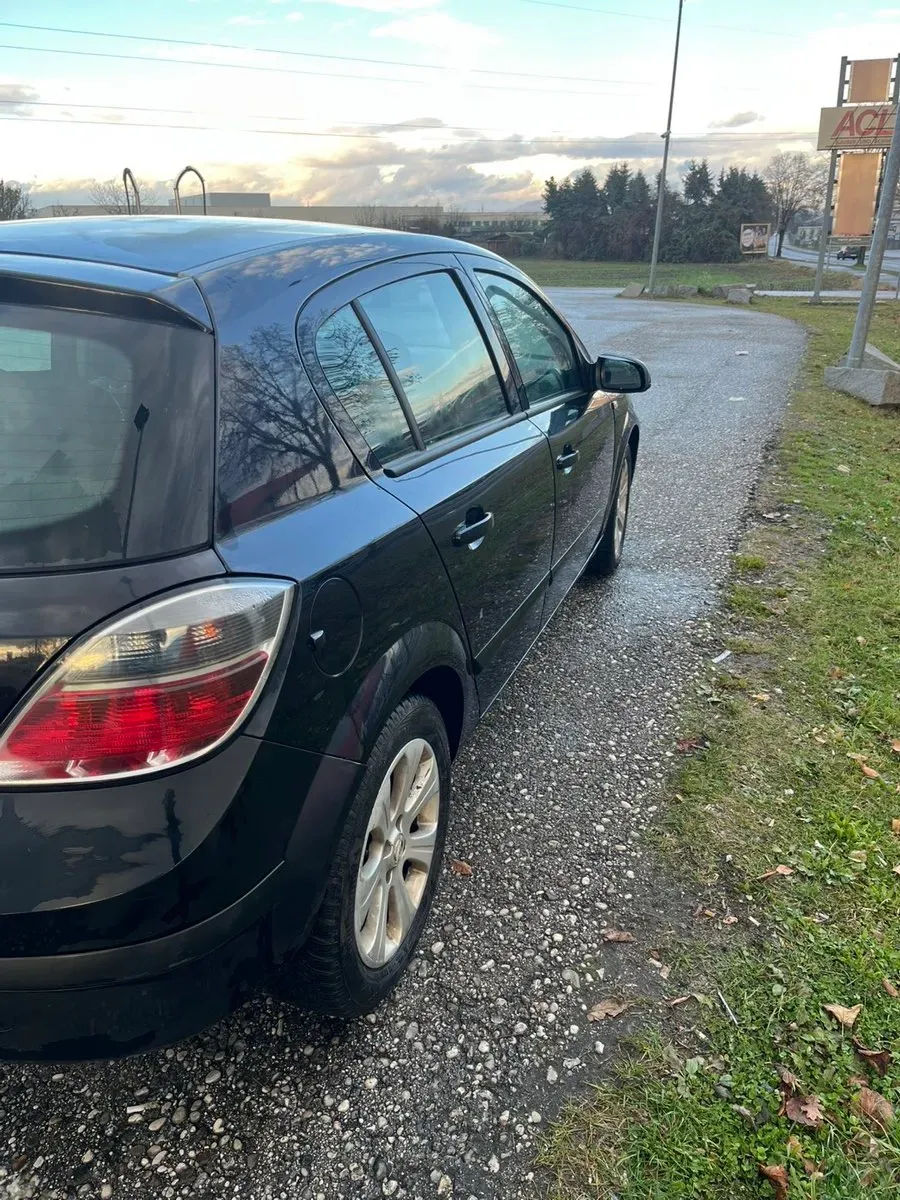 Opel Astra 2009 photo 2