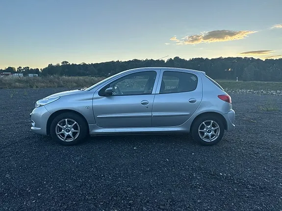 Peugeot 206 2011 photo 2