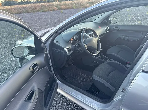 Peugeot 206 2011 photo 4
