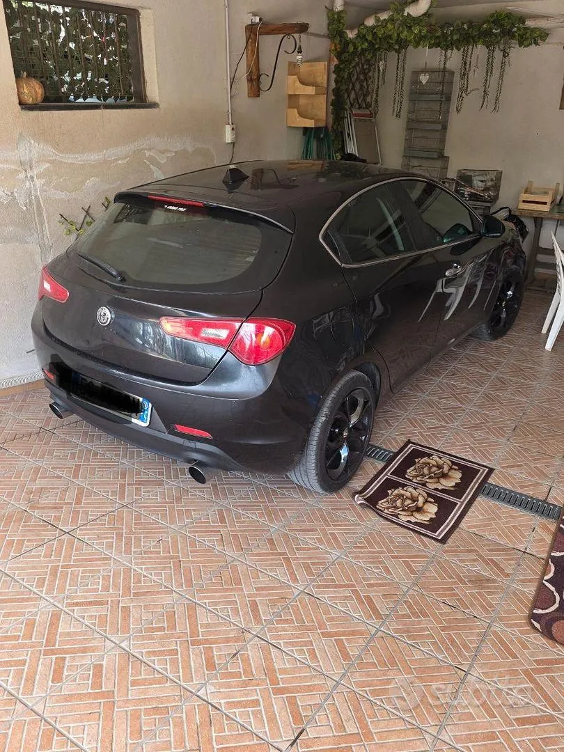 Alfa Romeo Giulietta 2011 photo 2