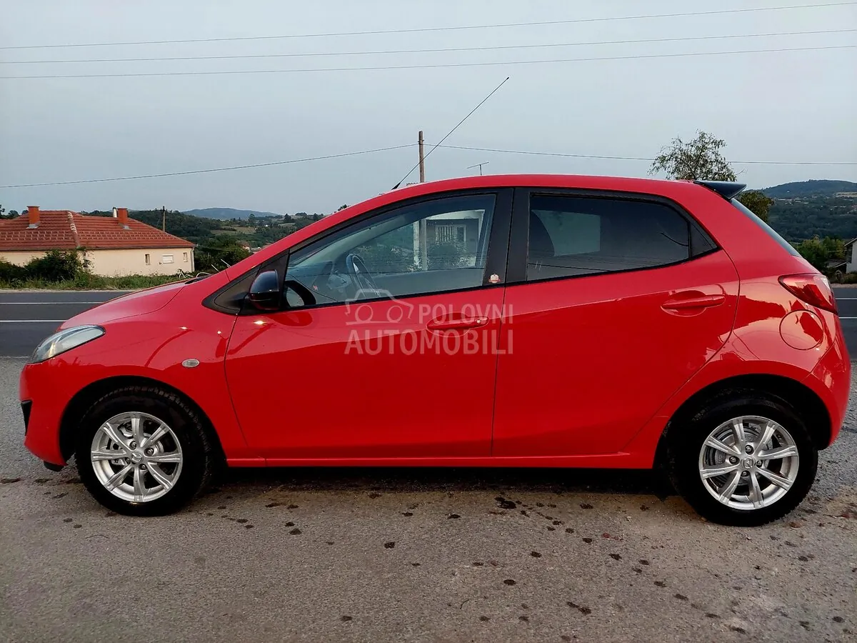 Mazda 2 2014 photo 2