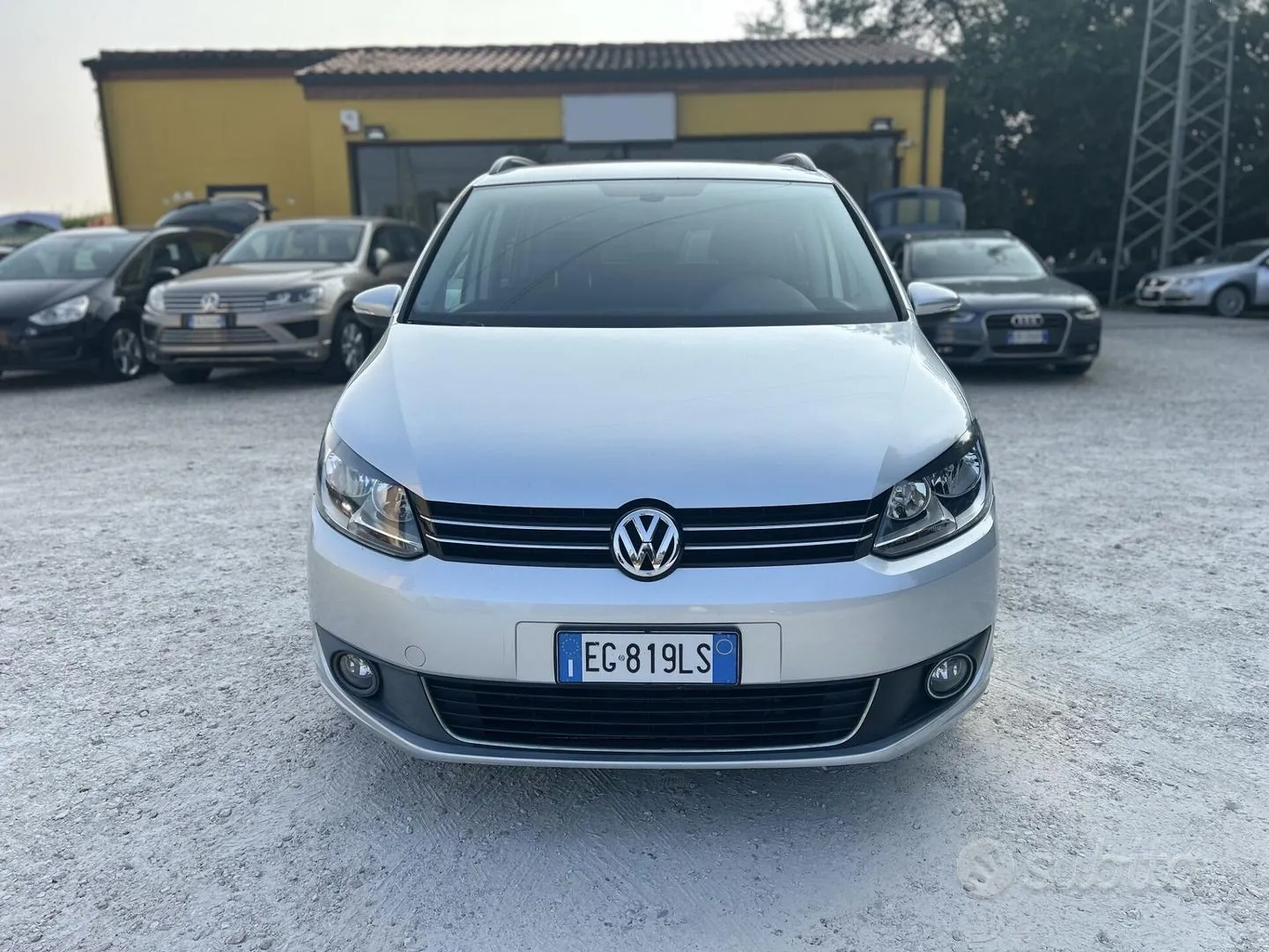 Volkswagen Touran 2011 photo 2