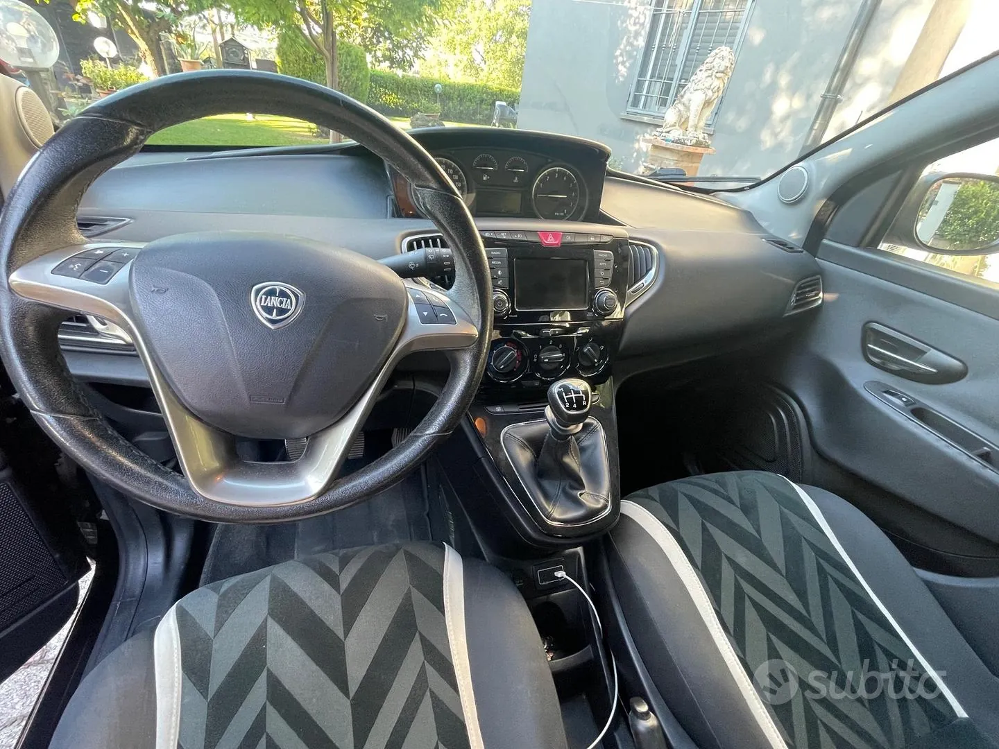 Lancia Ypsilon 2016 photo 2