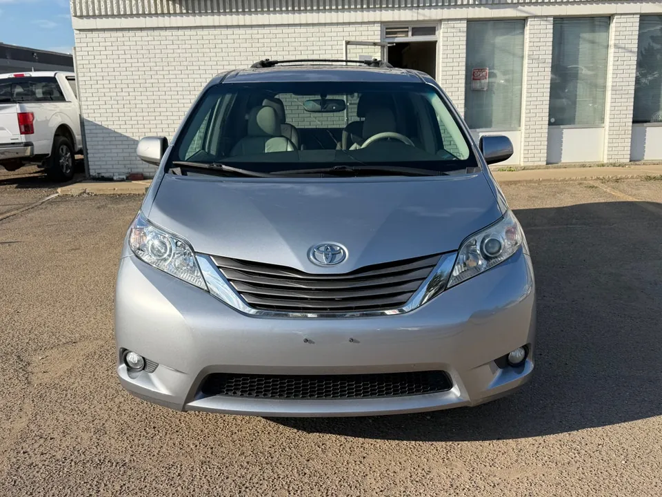 Toyota Sienna 2011 photo 2