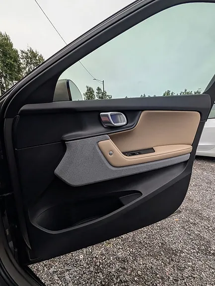 Polestar 2 2021 photo 2