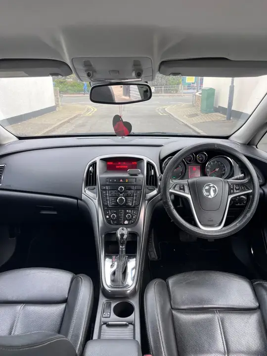 Vauxhall Astra 2010 photo 2