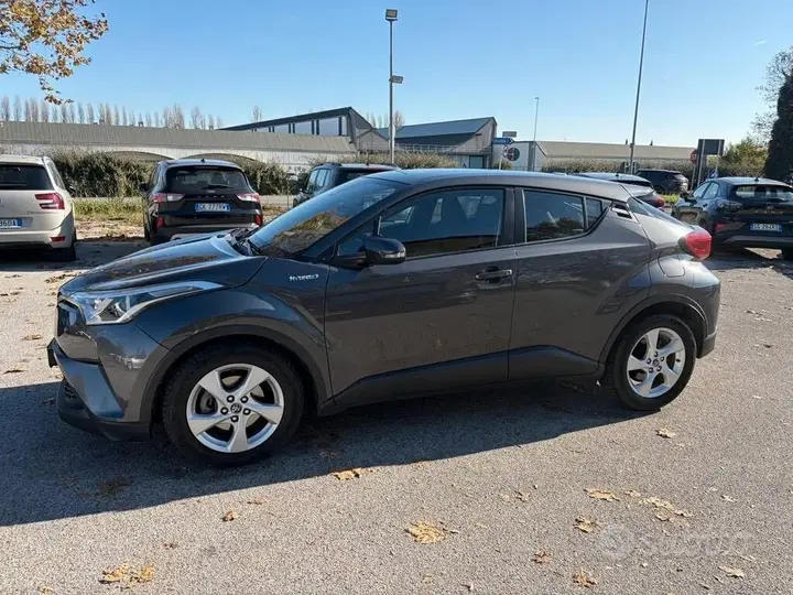 Toyota C-Hr 2018 photo 2