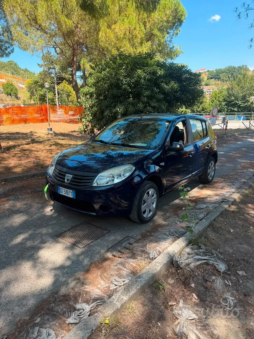 Dacia Sandero 2010 photo 2