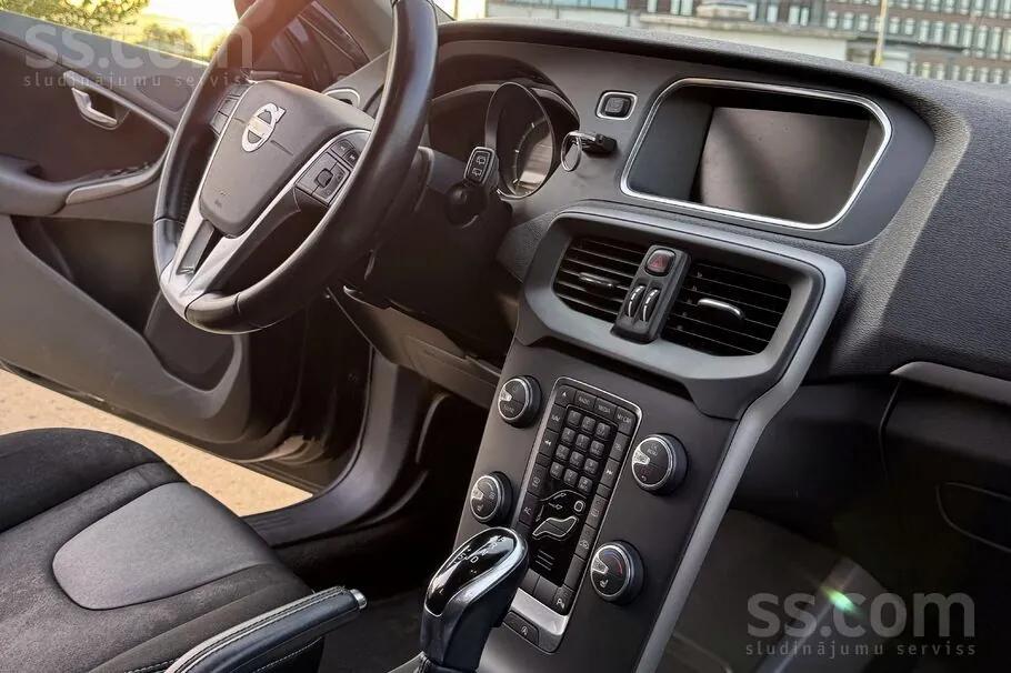 Volvo V40 2013 photo 2