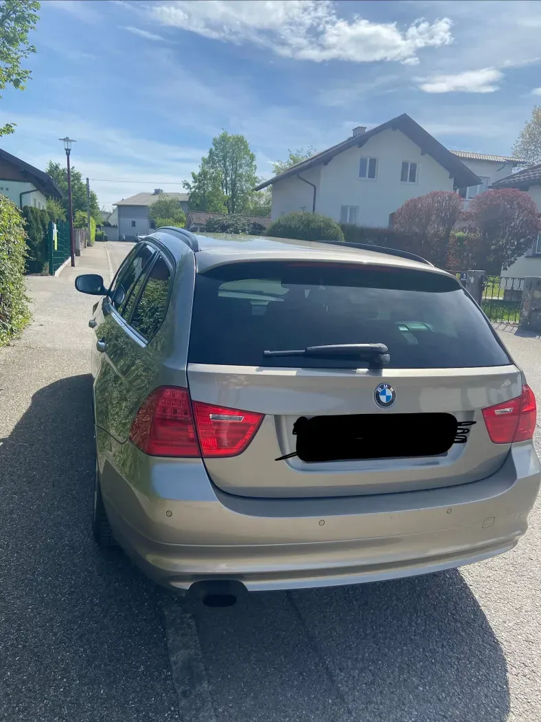 BMW 3 Series 2011 photo 2