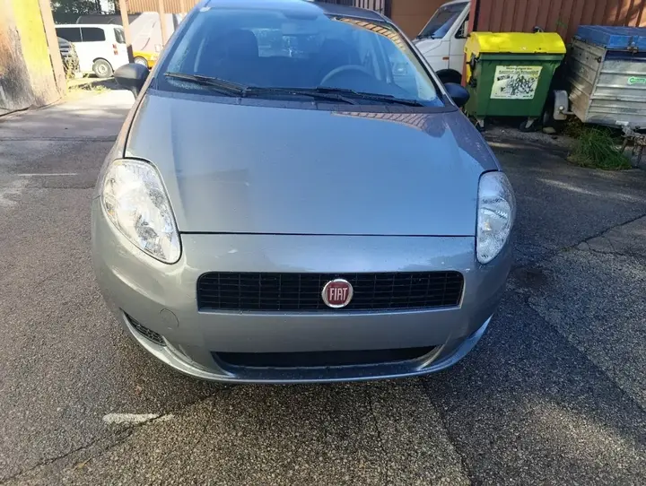 Fiat Grande Punto 2011 photo 2