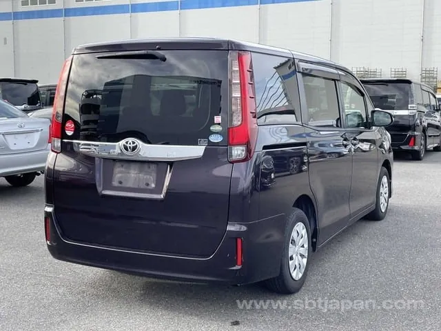 Toyota Noah 2016 photo 4