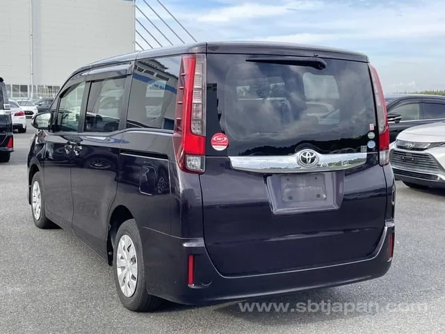 Toyota Noah 2016 photo 3