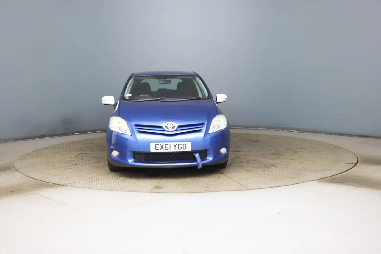 Toyota Auris 2011 photo 2