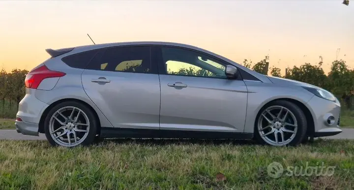 Ford Focus 2011 photo 2
