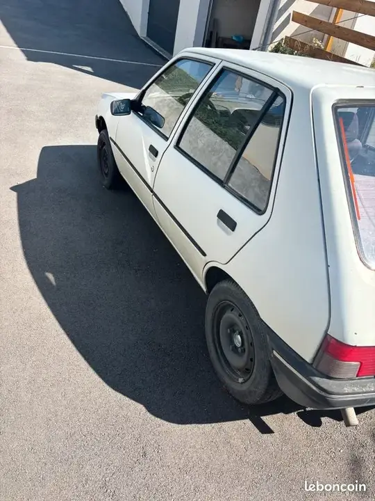 Peugeot 205 1992 photo 2
