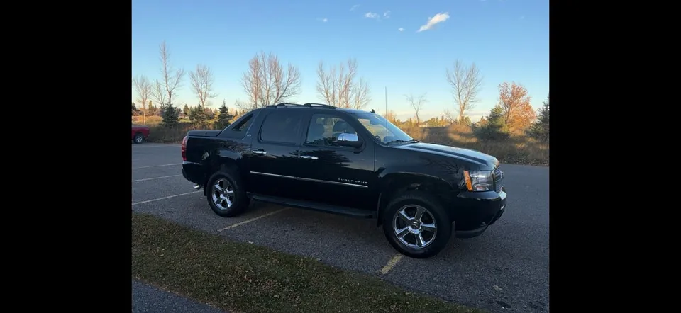 Chevrolet Avalanche 2012 photo 2