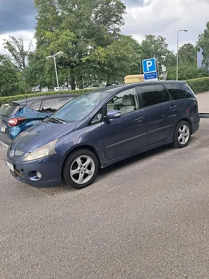 Mitsubishi Grandis 2004 photo 2