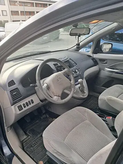 Mitsubishi Grandis 2004 photo 3