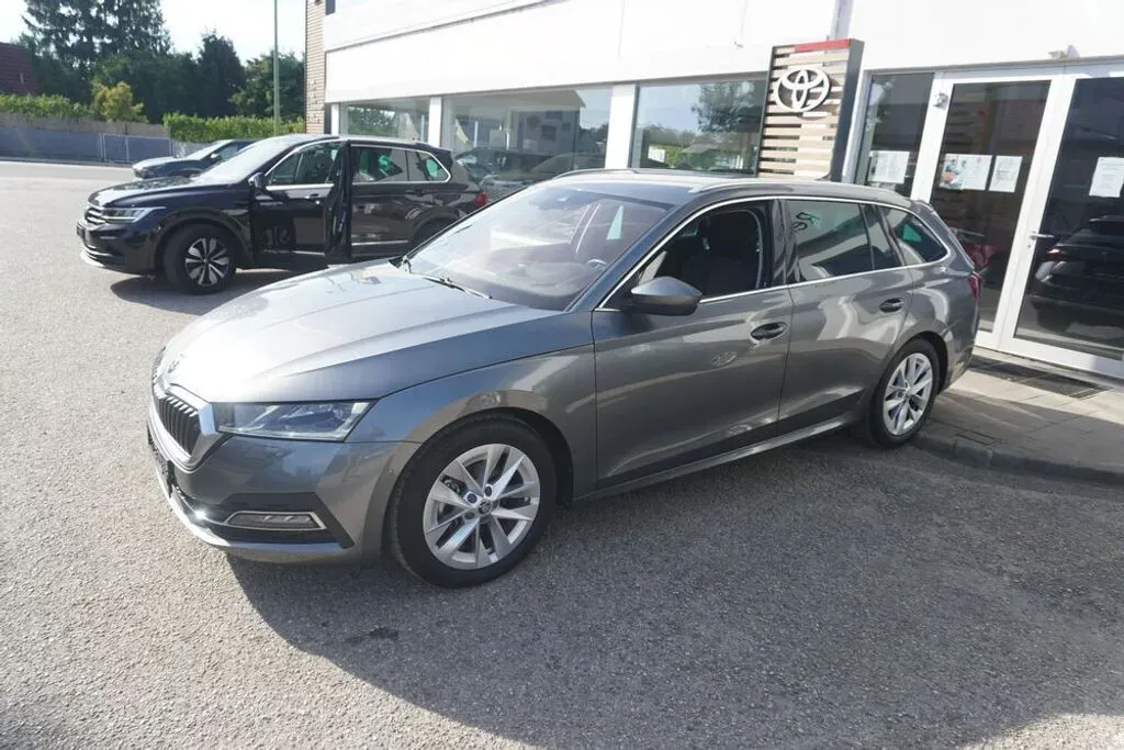 Skoda Octavia 2023 photo 2