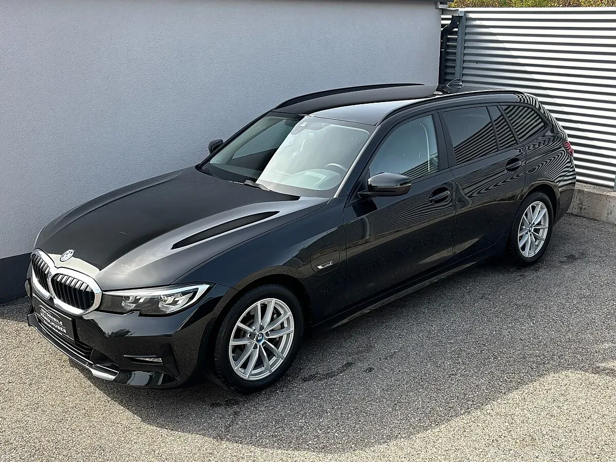 BMW 3 Series 2022 photo 2