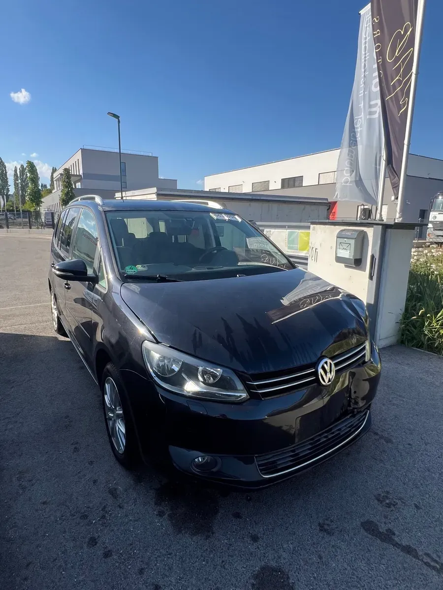 Volkswagen Touran 2012 photo 2