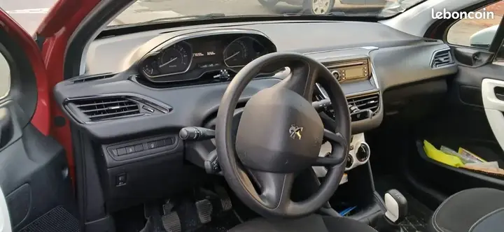 Peugeot 208 2018 photo 3