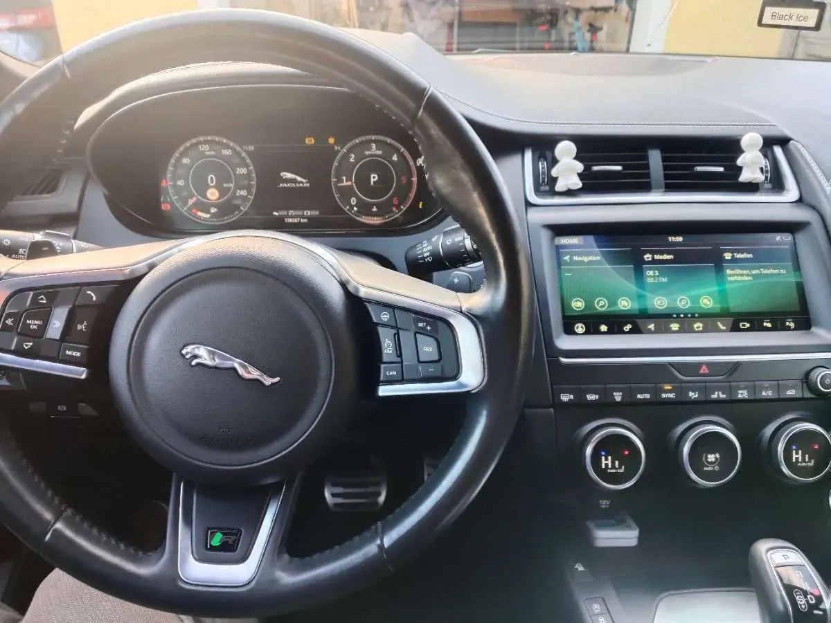 Jaguar E-Pace 2019 photo 3